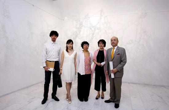 嘉宾们在日本艺术家Ayumi Adachi的装置艺术作品前合影