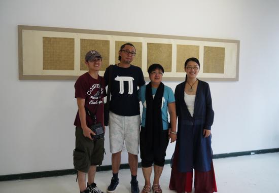 艺术家李红奎（左二）与嘉宾合影