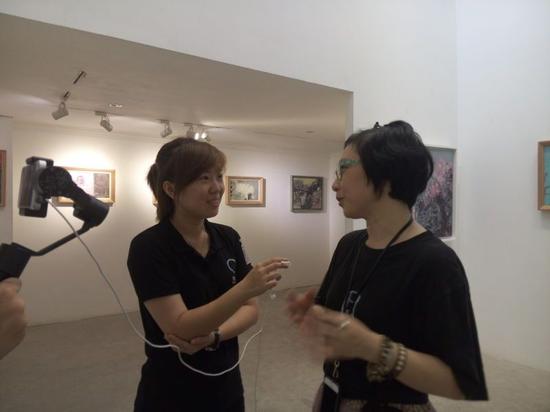艺术家王嘉（右）接受直播采访