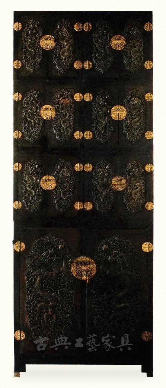 图1-1 花梨木雕云龙纹四层顶竖大柜（北京故宫博物院藏）