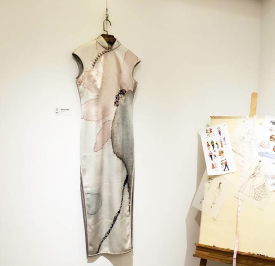 7陈家泠艺术旗袍             <p style=