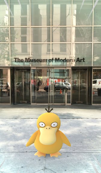 纽约当代艺术博物馆门前的小精灵可达鸭。 Gretchen Scott 图