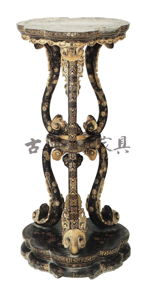 图4 黑漆描金双层如意式香几（北京故宫博物院藏）