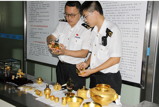 海关关员对违规携带进境黄金制品进行查验。青岛海关网 苏亮 摄