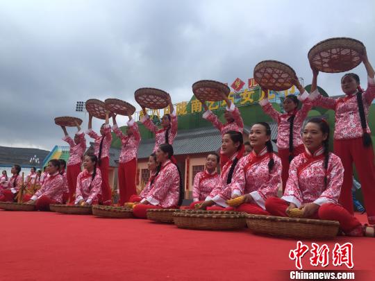 　　8月3日，第八届陇南乞巧女儿节在西和县拉开帷幕。图为当地一台大型原生态情景歌舞展现”时长七天八夜”的乞巧过程。　徐雪 摄