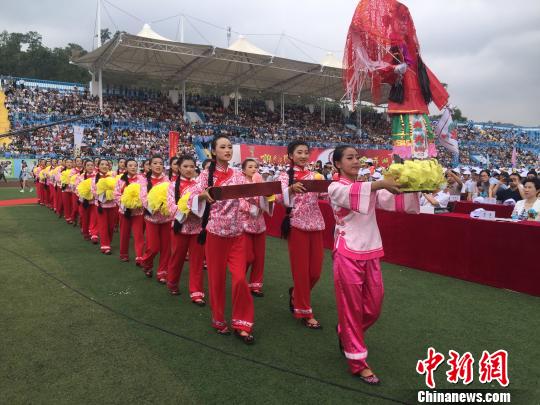 　　在甘肃西和县，“乞巧节”从每年农历七月初一前夜开始至七夕深夜结束，当地女性们在此间为“巧娘娘”备下美食，载歌载舞请她入“凡间”。　徐雪　摄