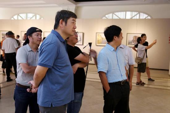 陈勇馆长与艺术家观展