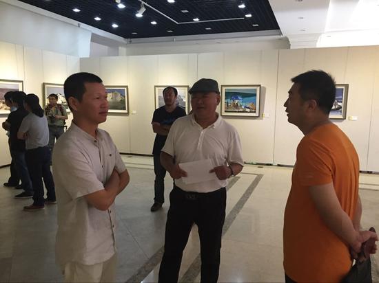 参展画家进行展览交流