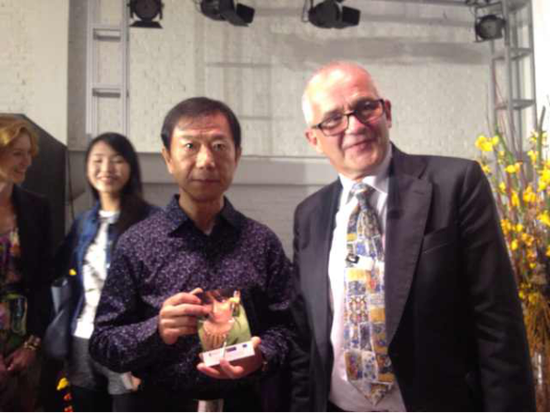 4杨晓枫与国际琥珀协会副主席马勒尤士·格林威茨基共同出席活动