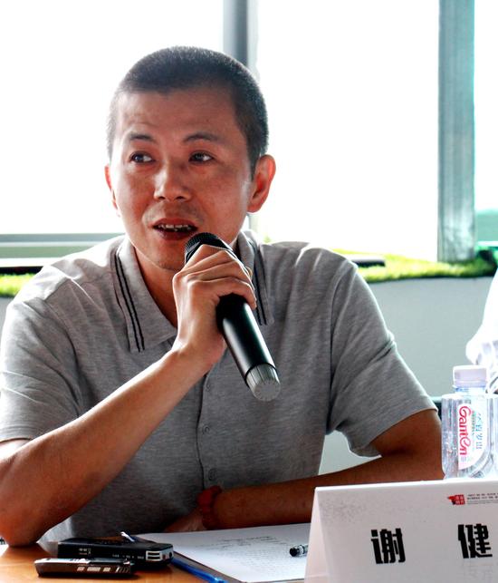 尚工馆中国漆器工作室创办人,北京手工艺术协会学术委员谢健发言