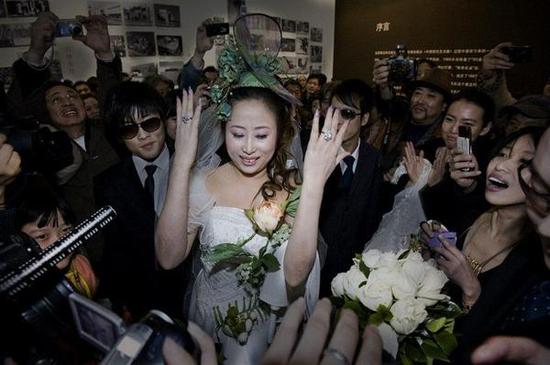 　　《婚》 行为 2009年 /作品说明：我为自己举行一场婚礼，只有新娘，没有新郎。我为自己戴上婚戒，我第一次穿上婚纱。/摄影：杨超