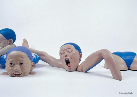 冰涼的水，玻璃钢着色、救生圈，40×80×200CM，2001