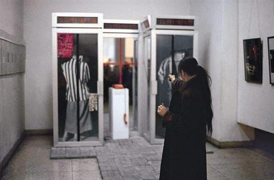 《对话》 装置 1989年 时间：1989年2月5日/地点：中国北京中国美术馆/摄影：丁彬
