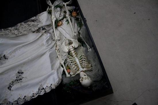 　　《婚祭》 装置 2010年 /作品说明：是生，是死。是悲，是喜。是天，是地。是男，是女。是婚，是祭。摄影/肖鲁