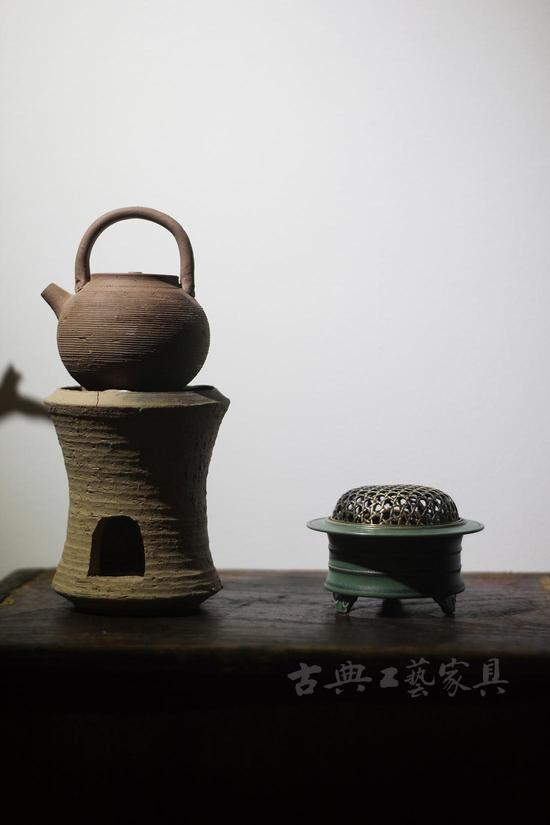 一方茶席，茶为君，香为臣，“两相为用，缺一不可”。   