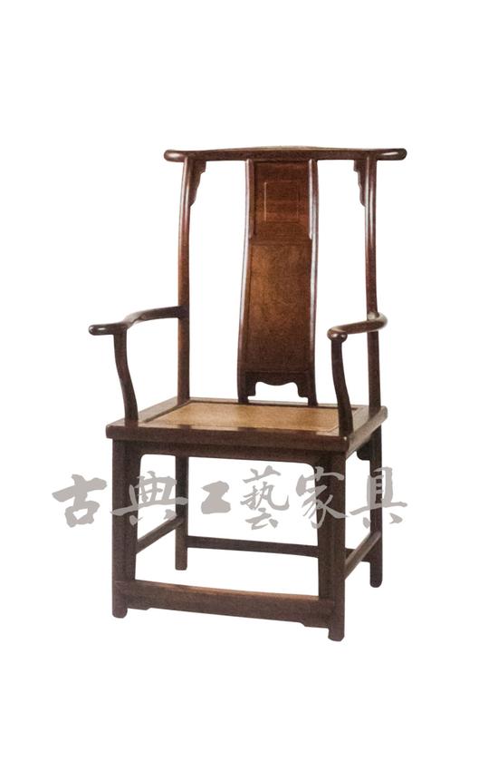 图5  十七世纪 鸡翅木靠背扶手椅成对中的一把，高111.8厘米，长57.5厘米，宽46