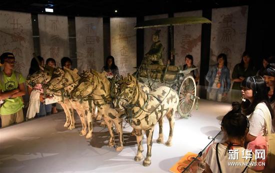 8月9日,游客在台北故宫博物院参观“秦·俑—秦文化与兵马俑特展”