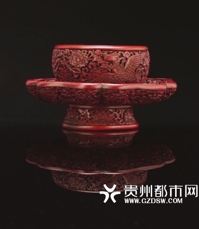 明永乐剔红莲花盏托成交价3314万港币。