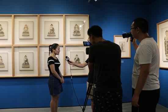 艺术家韩佳茜接受媒体采访