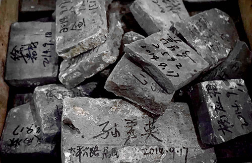 《砖问》——应天齐现代艺术展 (照片由作者提供)