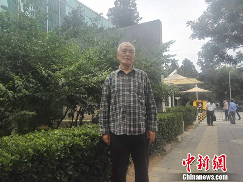 资料图:本案一审庭审结束,季承在法院外接受采访。上官云 摄