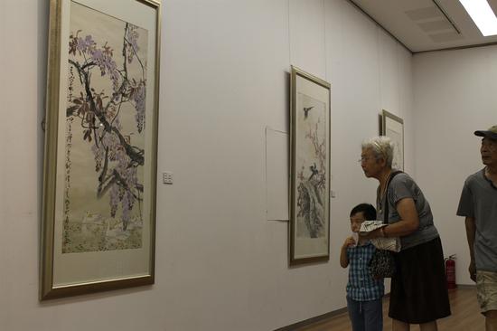 参观画展 (1)