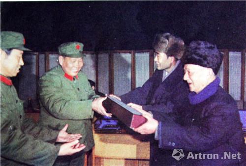 　　附图12、1985年1月19日上午柳子谷与满健将27.5米《抗美援朝战争画卷》捐献给中国人民解放军总政代表