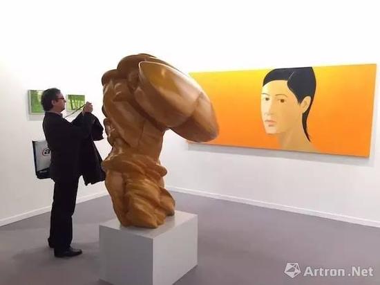 　　Tony Cragg和Alex Katz的作品陈列于Thaddaeus Ropac在2016马德里当代艺术博览会（ARCO Madrid 2016）的展位上。图片：Lorena Muñoz-Alonso