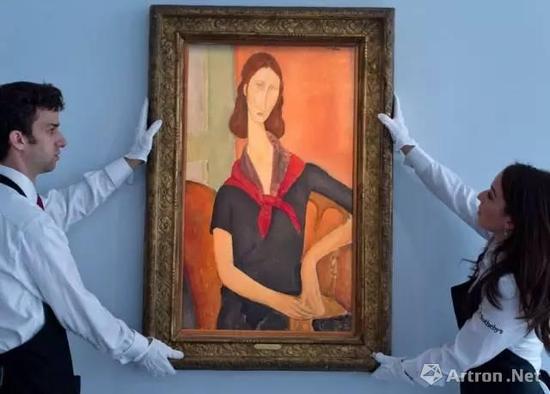 　　莫迪利亚尼（Amedeo Modigliani）的《珍妮·赫布特尼》（Jeanne Hébuterne [au foulard]，1919） 图片：Courtesy of Sotheby‘s