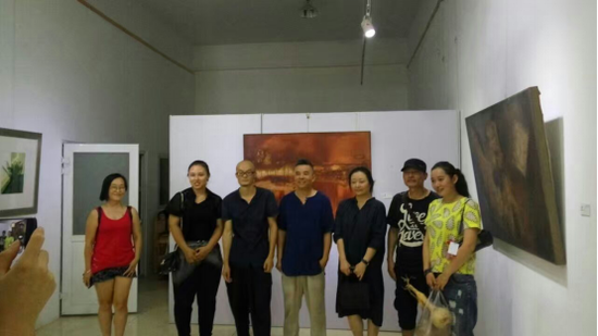 艺术家蓝京华与嘉宾吴以强等在作品前合影