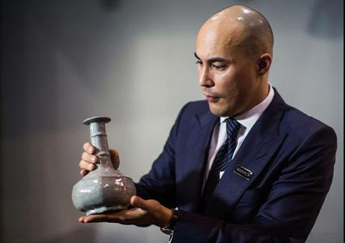 2015年4月7日，香港，刘益谦以1500万美元的价格拍得一件南宋花瓶。 CFP 资料