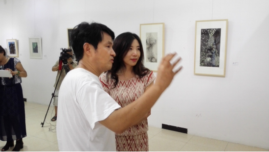 517美术馆馆长杨剑侠与参展艺术家董剑霜交流