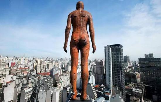 安东尼·葛姆雷《事件的地平线》(2015),香港,图片来源:南华早报