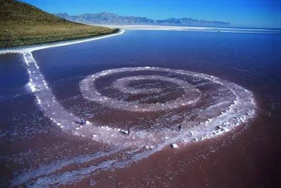 ▲ 罗伯特·史密斯森《螺旋防波堤》（The Spiral Jetty）（1970），美国犹他州大盐湖，图片来源：纽约公共艺术基金会