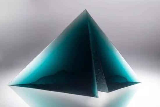 ▲王建中 抵达 玻璃