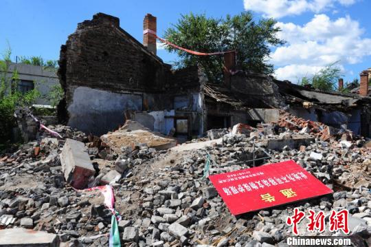 图为强拆现场。 杨拓 摄