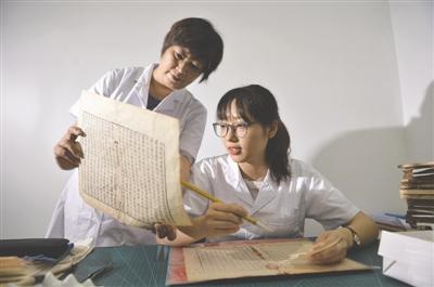 纸质文物修复师宋鑫（右）和欧萍