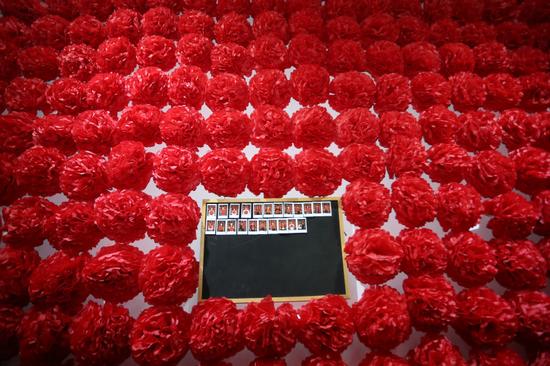 观众佩戴完成大红花，登上名人榜