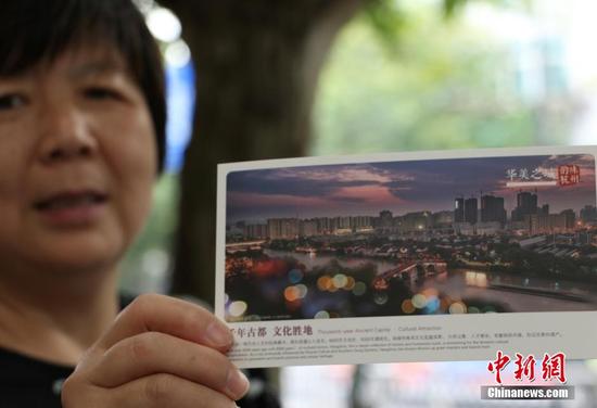 杭州市民展示自己买到的“G20杭州峰会明信片”。 中新社记者 王刚 摄