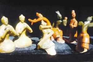 济源出土的汉代以舞相属宴乐釉陶俑