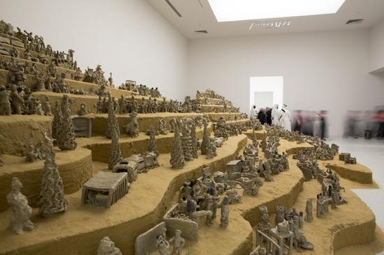 胡志军,《泥塑中国当代艺术史》,2015,卡塔尔美术馆阿尔里瓦克展览馆展出现场。摄影:蔡文悠;图片:致谢蔡国强工作室