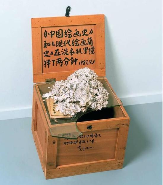 　　1987年黄永砯创作了最具的代表性的装置作品——“中国绘画史和西方现代艺术简史在洗衣机洗两分钟”。