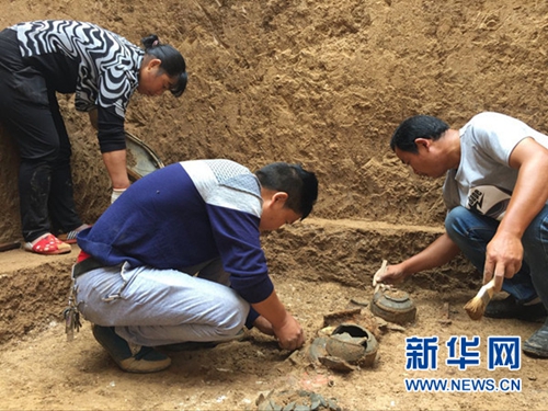考古工作者在高唐观遗址考古。新华网发