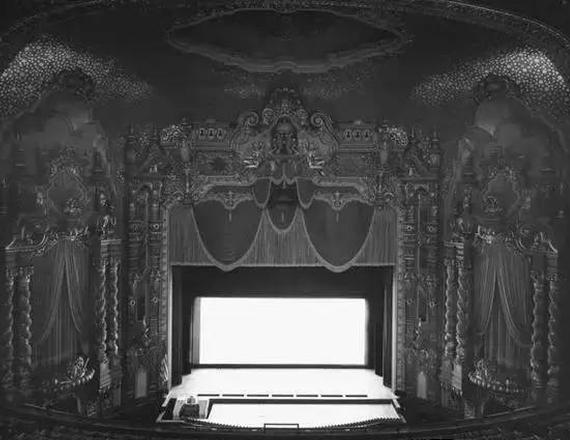 杉本博司（Hiroshi Sugimoto）《俄亥俄剧院》（Ohio Theater）明胶银盐冲印，119.4cmx149.2cm，1980