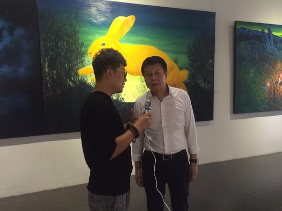 主办方李峰在接受新浪当代艺术的采访
