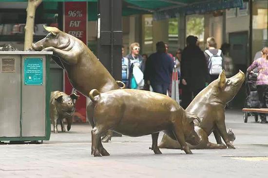 《蓝道购物街上的铜猪雕像》
