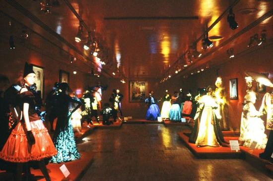 Yves Saint Laurent:25 Years of Design (1983.12–1984.9)