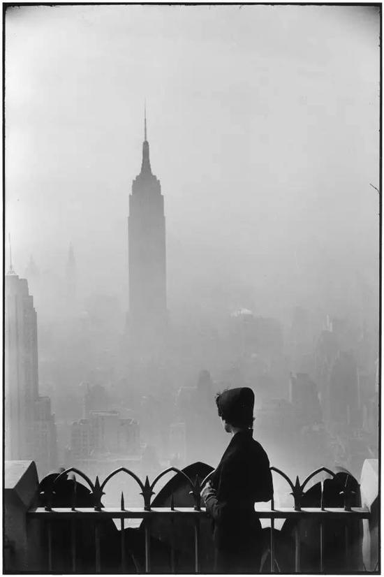 ▲ 艾略特·厄韦特（Elliott Erwitt）《纽约》，1955年，伦敦 Beetles+Huxley 画廊参展作品