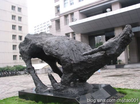 熊秉明为南京大学创作的《孺子牛》