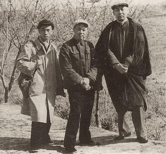 1960年，伍必端与古元在无锡、苏州一带写生时，与在无锡修养的王式廓合影